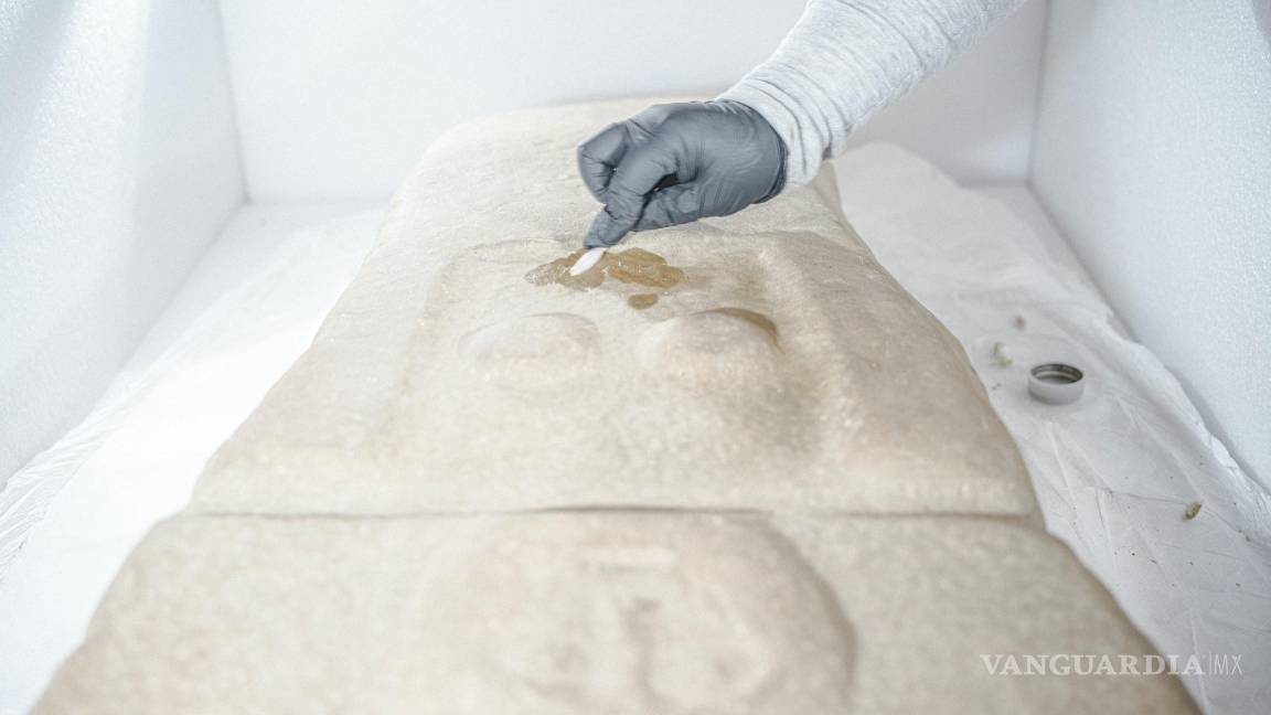 $!Limpiando una pieza de la exposición “Antiguas mujeres huastecas: diosas, guerreras y gobernadoras” en el Museo Nacional de Arte Mexicano en Chicago.