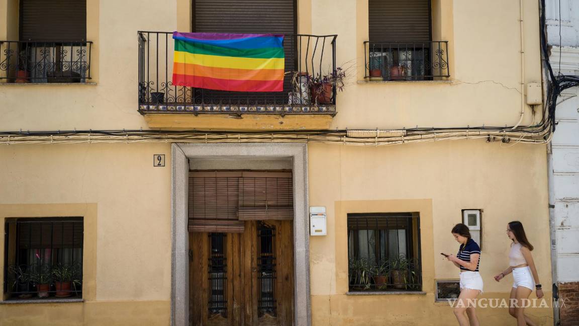 $!Una bandera del orgullo colgada en una casa en Náquera, España.