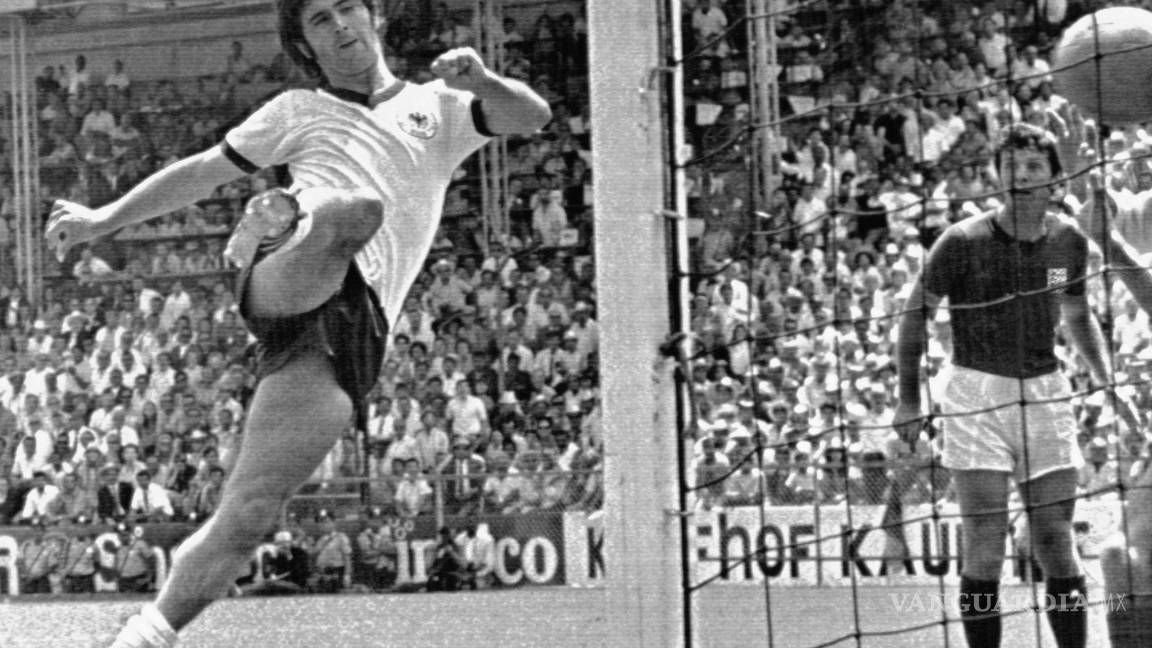 $!En esta foto de archivo del 14 de junio de 1970, el alemán Gerd Mueller anota el decisivo tercer gol de Alemania durante el partido de cuartos de final de la Copa del Mundo entre Alemania e Inglaterra en León, México. AP