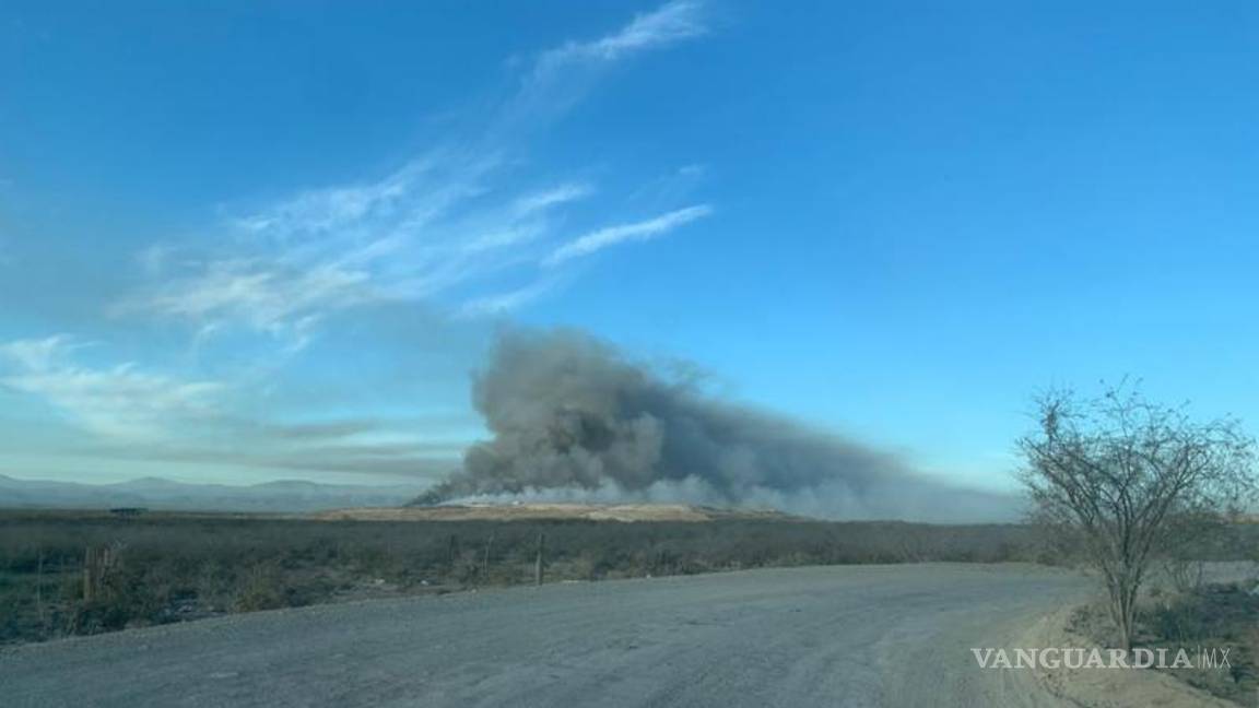 $!Se trabaja al momento con cinco retroexcavadoras, ocho camiones dompes, cuatro pipas de agua, dos bulldog y dos unidades de ataque rápido.
