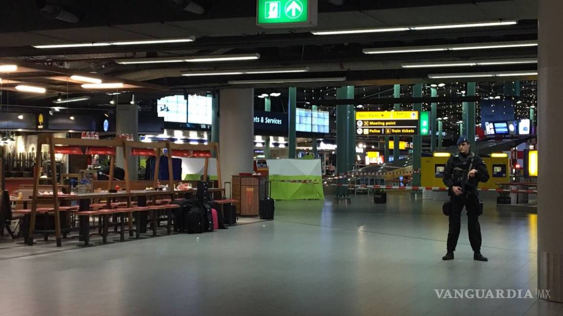 Hombre armado con un cuchillo causa alarma en el aeropuerto de Schiphol, en Amsterdam