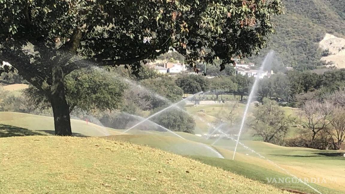 Mientras ciudadanos de Monterrey ‘ordeñan’ agua por escasez, campos de golf son regados con aspersores
