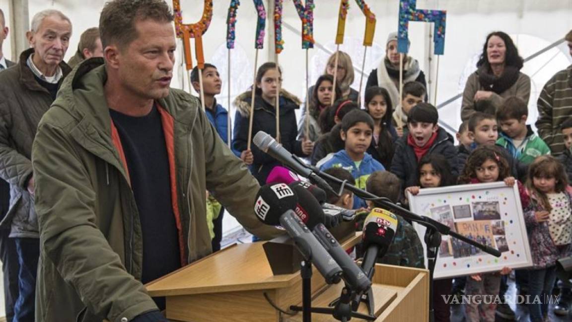 Til Schweiger inaugura guardería para refugiados en Alemania