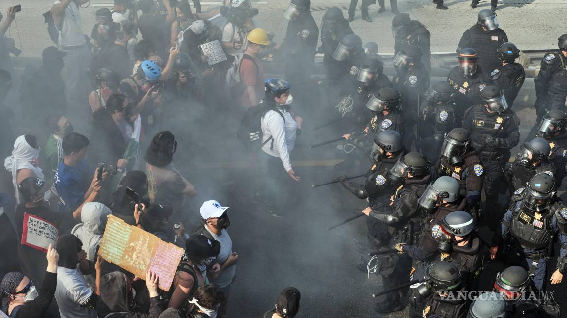 $!Las protestas ante los operativos se han tornado violentos, al grado que el gobierno de Trump les ha exigido que abandonen el país.