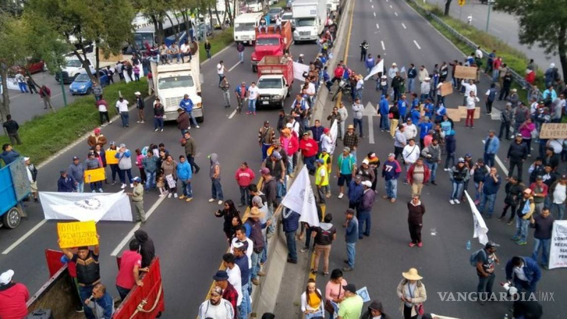 ‘Chatarreros’ bloquean accesos carreteros a la Ciudad de México
