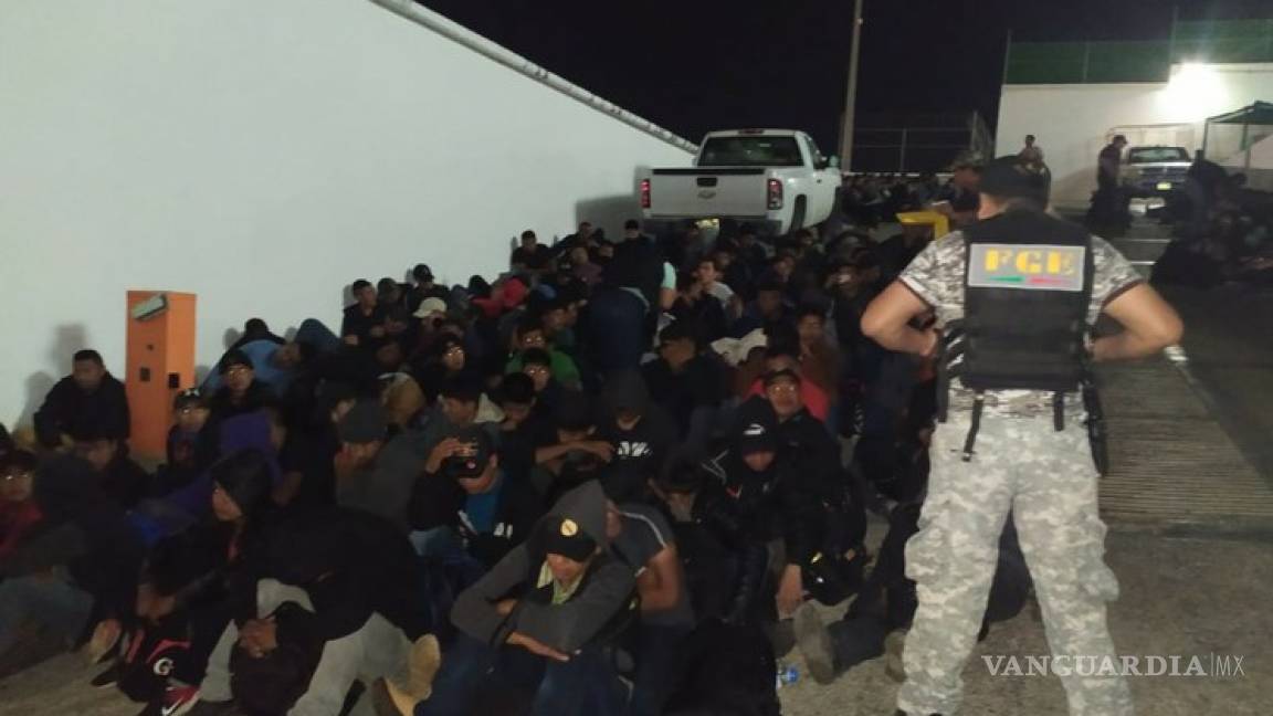 Rescatan a 292 migrantes en carretera del centro en Chiapas