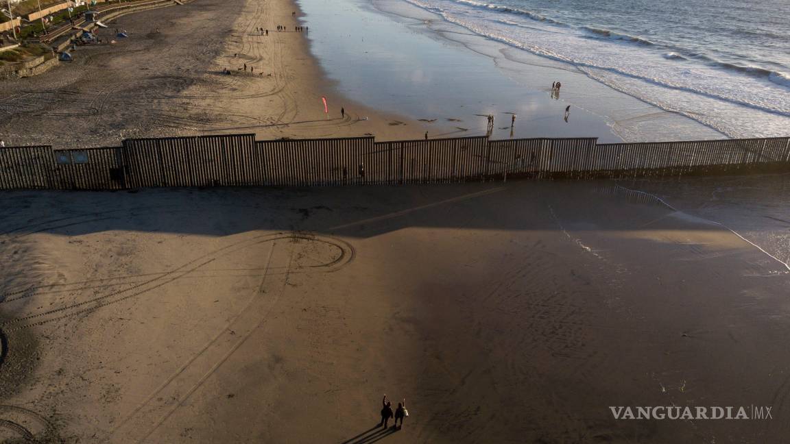 $!En esta fotografía del 23 de noviembre de 2018, personas en San Diego saludan a través de la estructura fronteriza a otras en Tijuana, México.