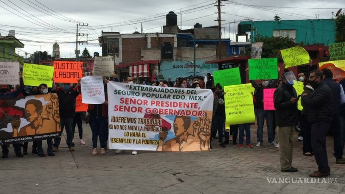 Protestan ante AMLO ex empleados del Seguro Popular