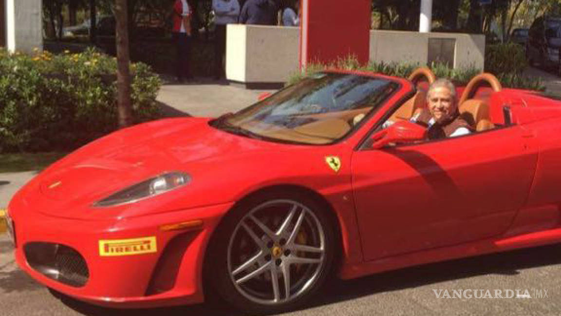 Fotografía de exfiscal de Coahuila conduciendo un Ferrari causa polémica en redes sociales
