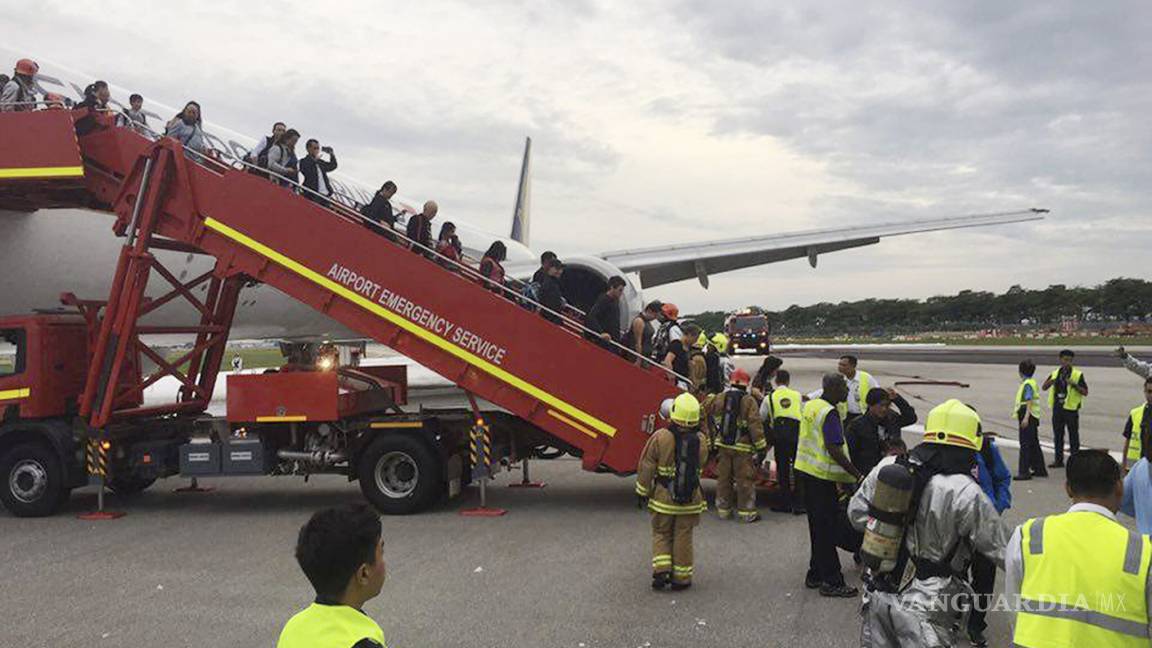 Avión con 241 personas a bordo se incendia tras aterrizaje de emergencia