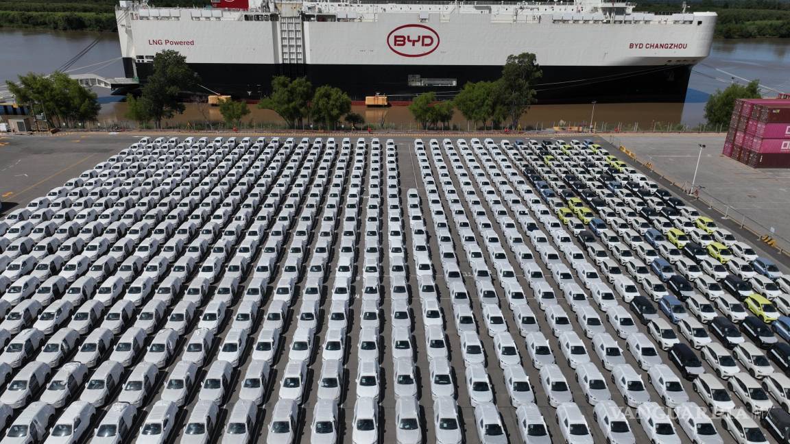 $!Vista de vehículos híbridos y eléctricos enviados desde China por la automotriz BYD Changzhou en el puerto de Zárate, en Buenos Aires, Argentina.