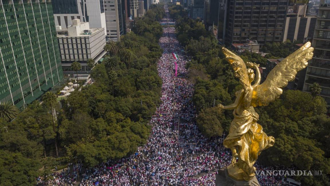 $!Fotografía tomada desde un drone donde se observa a miles de personas marchando este domingo por la avenida Paseo de la Reforma, en CDMX.
