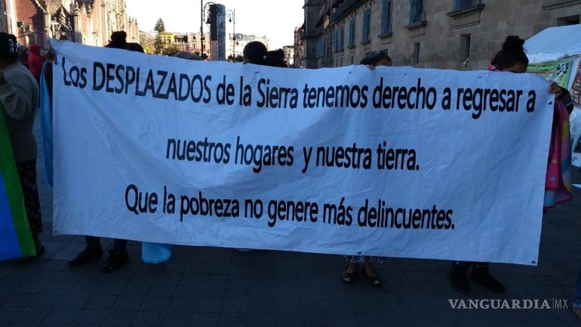 AMLO no ha recibido a desplazados de Guerrero, cumplen una semana frente a Palacio Nacional