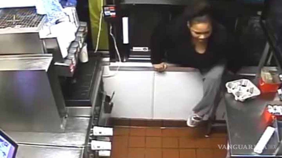 Mujer roba comida de McDonald’s por ventanilla de autoservicio