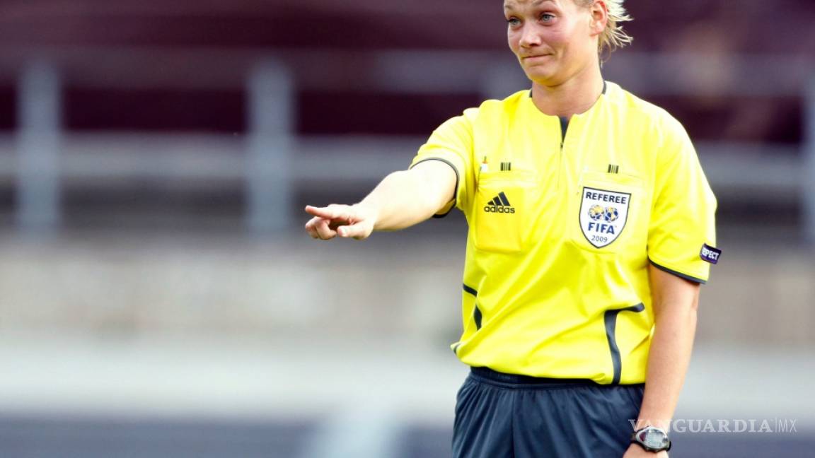 Bibiana Steinhaus, primera mujer en arbitrar en la Bundesliga