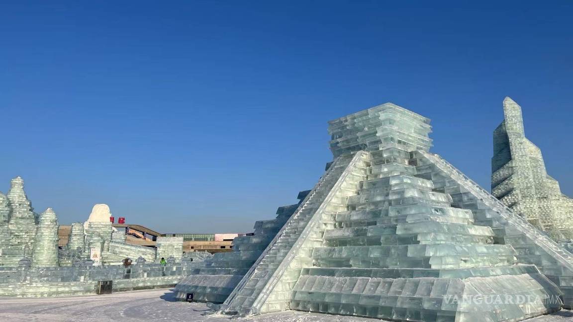 $!Réplica de hielo de la Pirámide de Kukulkán se exhibe en el Festival Mundial de Nieve y Hielo en la ciudad de Harbin, en China. EFE/Embajada de México en China