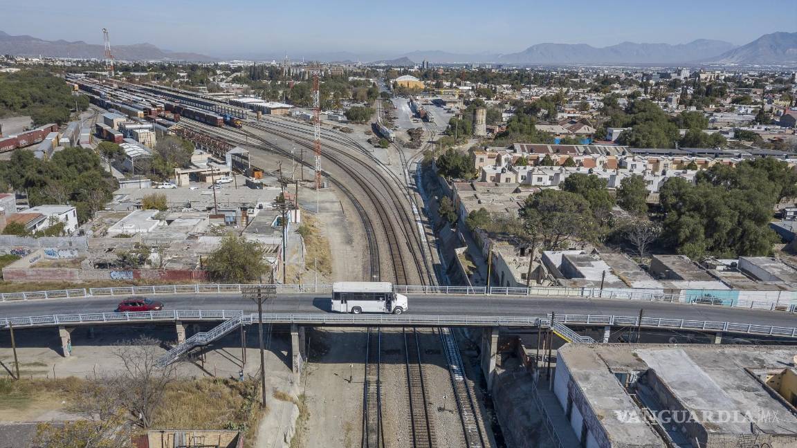 $!Por décadas, el Puente Mixcoac no ha recibido mantenimiento, por lo que representa un riesgo para automovilistas y peatones.