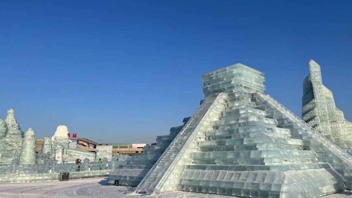 $!Réplica de hielo de la Pirámide de Kukulkán se exhibe en el Festival Mundial de Nieve y Hielo en la ciudad de Harbin, en China. EFE/Embajada de México en China