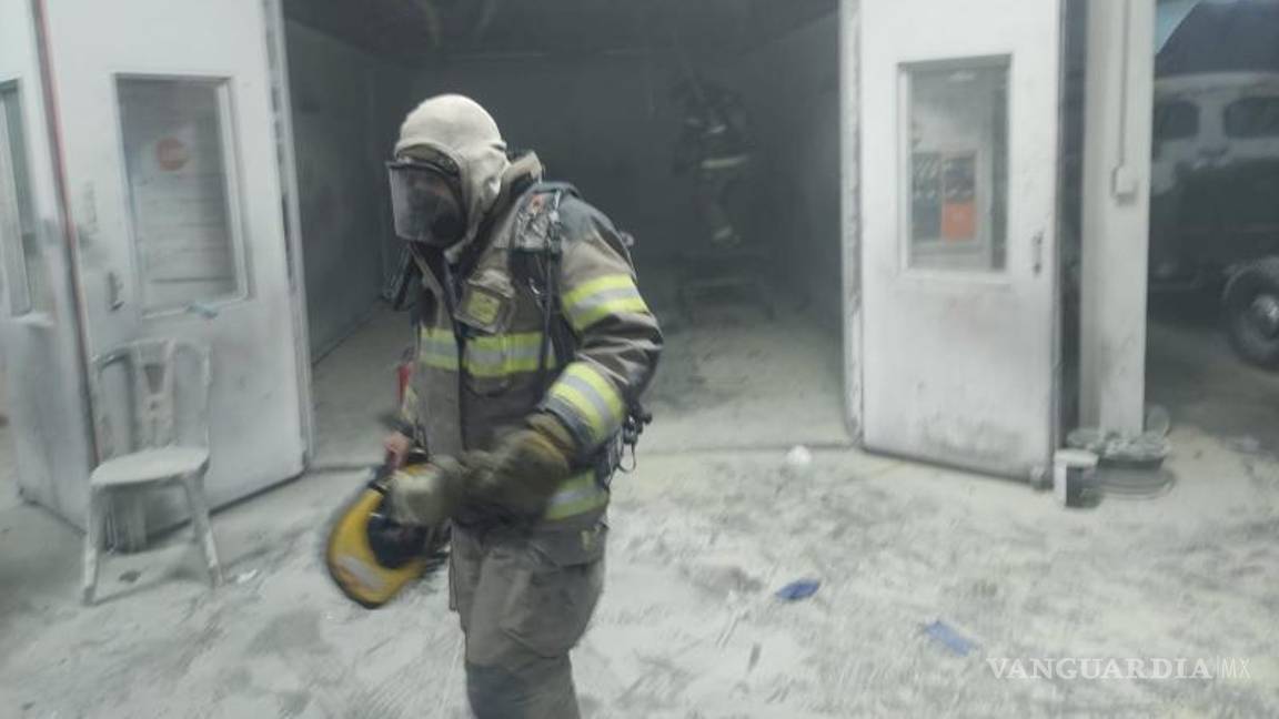 $!El fuego comenzó en una de las cabinas de pintura, lo que movilizó a equipos de emergencia.