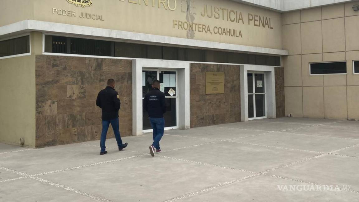Hombre quema la ropa de su madre y días después la golpea; está detenido en Saltillo