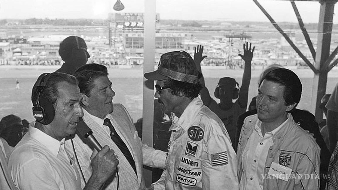 $!El presidente Ronald Reagan felicita al pilot Richard Petty, quien ganó la carrera Firecracker 400 en el Daytona International Speedway el 4 de julio de 1984.