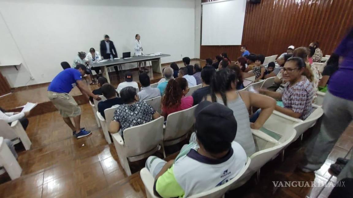 $!Pacientes del IMSS esperando en el auditorio de la clínica 2 para reagendar sus citas de hemodiálisis.