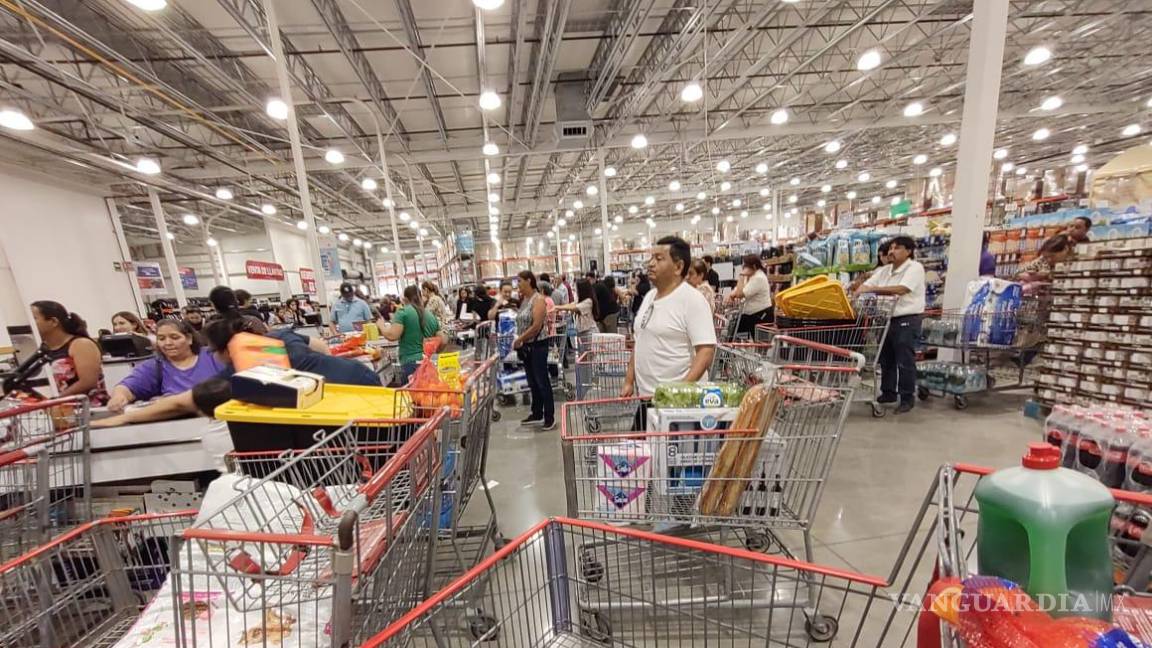 $!Carritos de supermercado repletos de papel higiénico y agua embotellada, preparándose para la tormenta tropical.