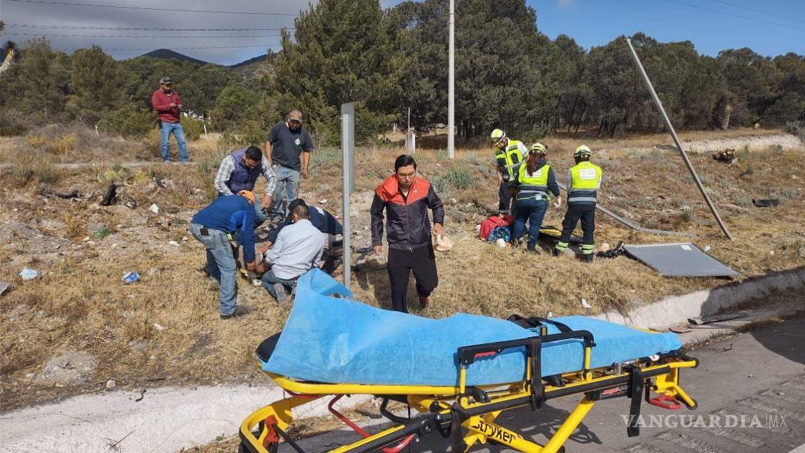 Chocan a camioneta ‘de la obra’ y se sale del camino en Arteaga; trabajadores resultan lesionados