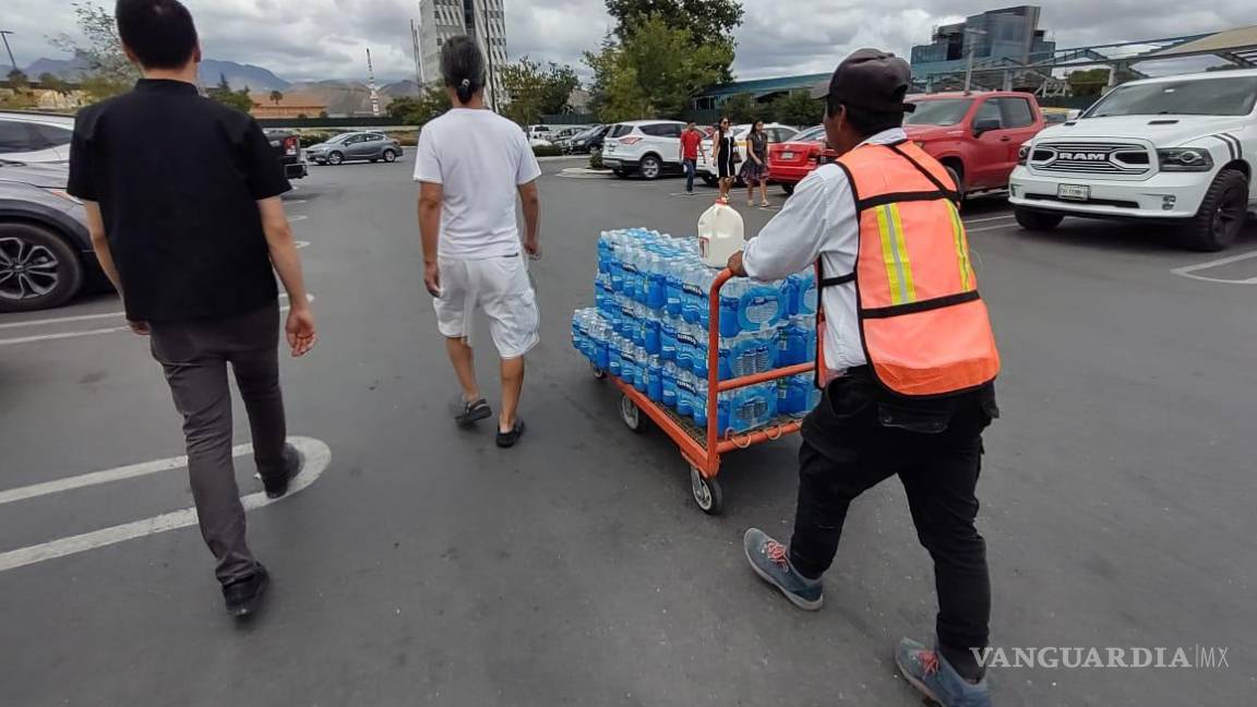 $!Estacionamientos saturados en tiendas de conveniencia en Saltillo mientras los residentes se abastecen de víveres.