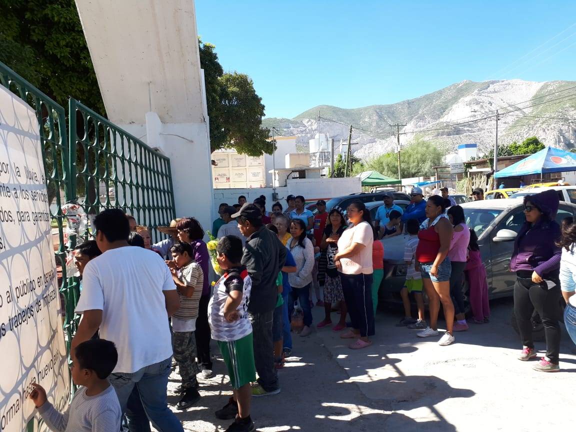 $!Gente entra por la fuerza a panteón en Torreón para visitar tumbas de sus seres queridos