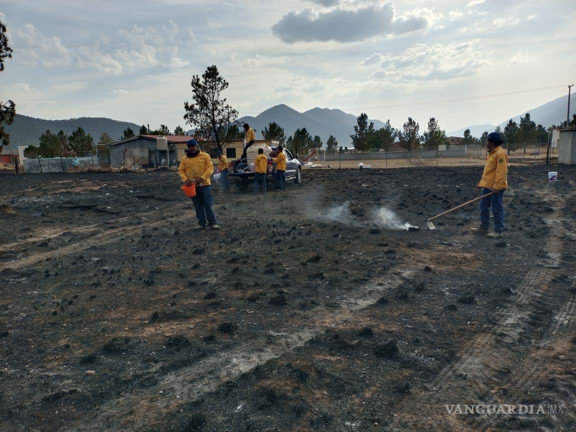 $!Las brigadas de Los Lirios y El Tunal colaboran con Protección Civil para evitar que el fuego se propague más allá del rancho.