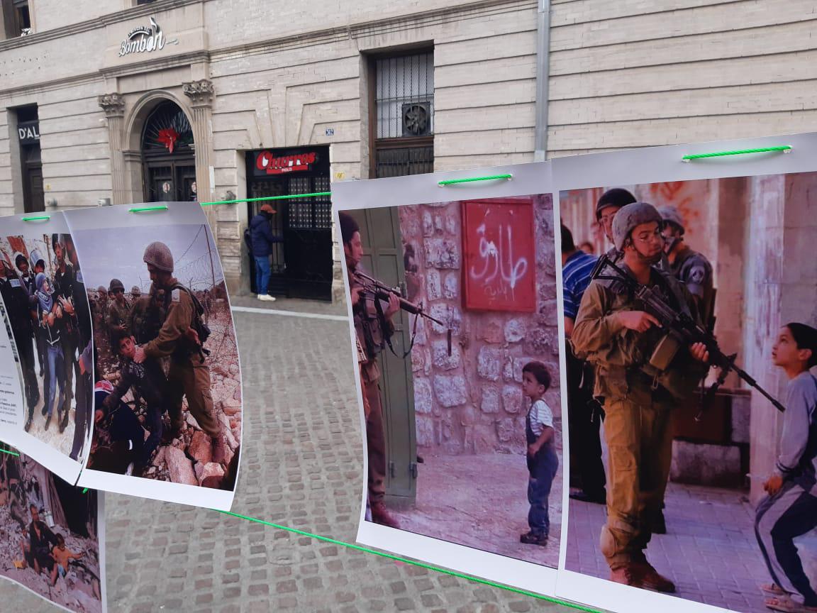 $!El “tendedero” de imágenes narra la tragedia de los palestinos en la Franja de Gaza.
