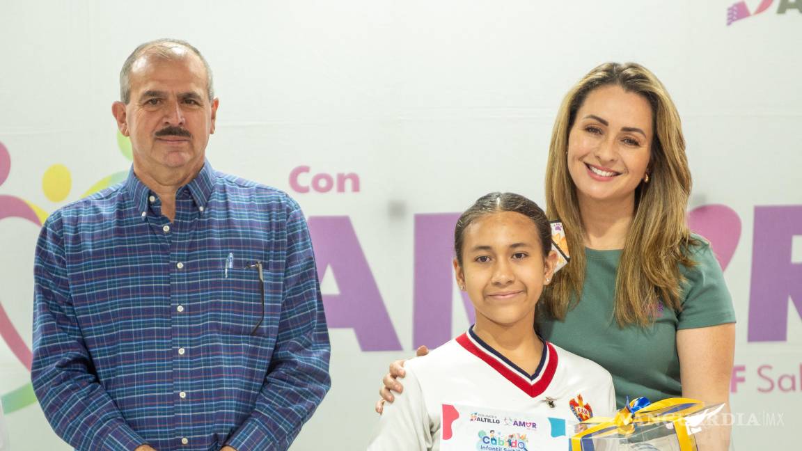 $!Luly López Naranjo, presidenta honoraria del DIF Saltillo, felicitó a las y los 21 niños seleccionados para integrar el Cabildo Infantil 2025.