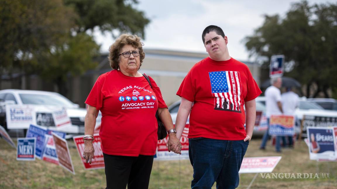 $!Columba Arellano, de 74 años, con su nieto Cristian Martinez, 18, visita a simpatizantes republicanos en un centro de votación anticipada en San Antonio.