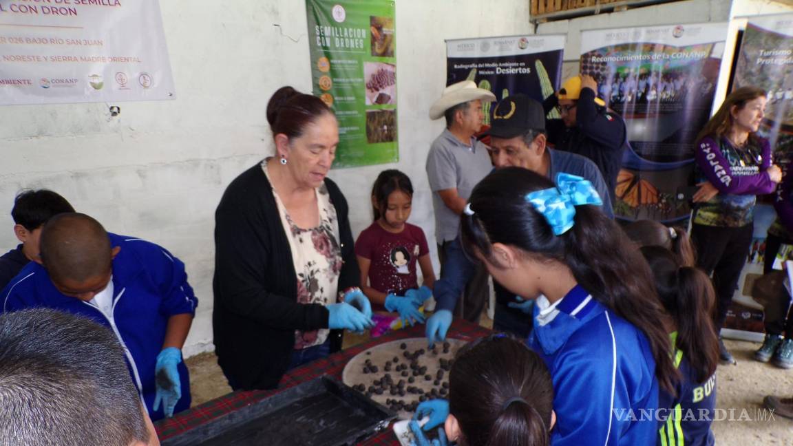 $!Los alumnos de la primaria de la comunidad rural participaron en la elaboración de las bolitas.