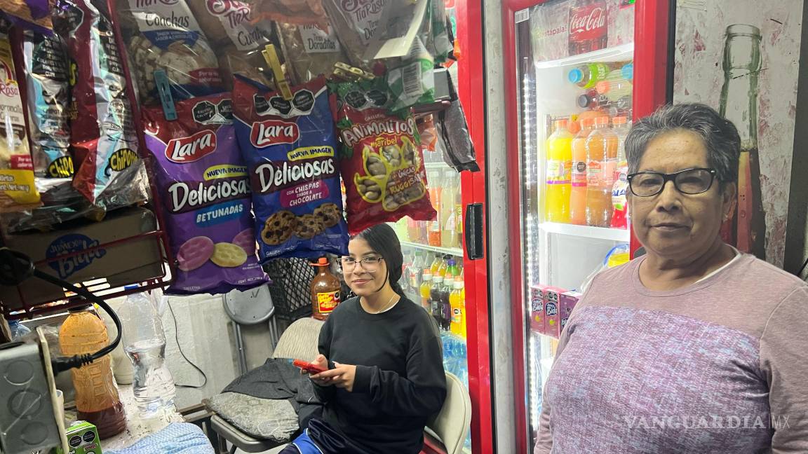 $!María del Refugio, propietaria de un estanquillo.