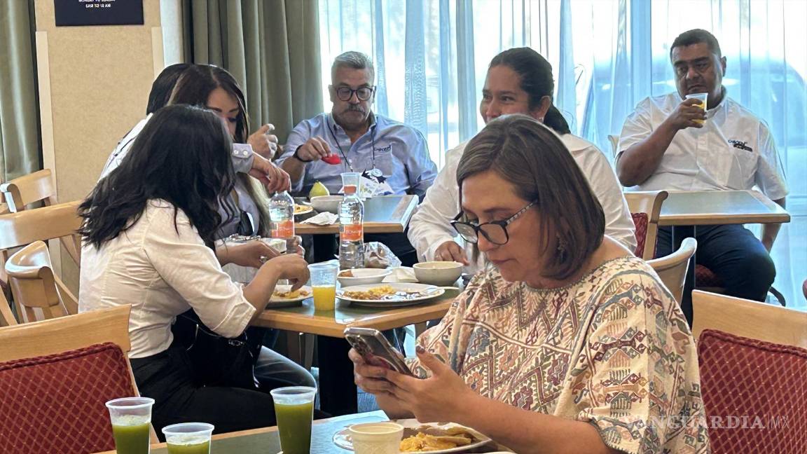 $!La aspirante presidencial aprovechó un respiro para intentar comer algo, luego de haber comenzado su jornada desde las 5:45 de la mañana.