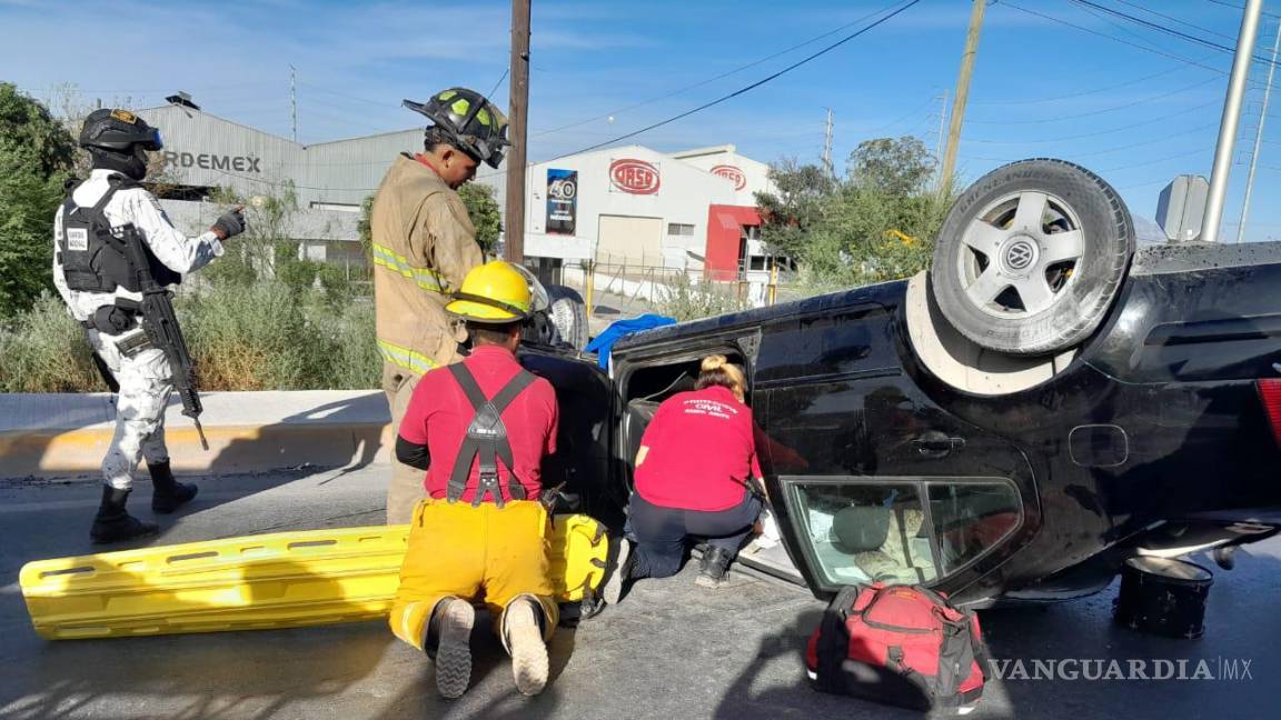 Vuelca conductor en la carretera a los Pinos, en Ramos Arizpe