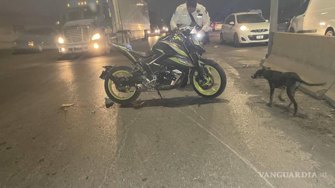 Camioneta se pasa el alto y deja fracturado a joven motociclista, al norte de Saltillo