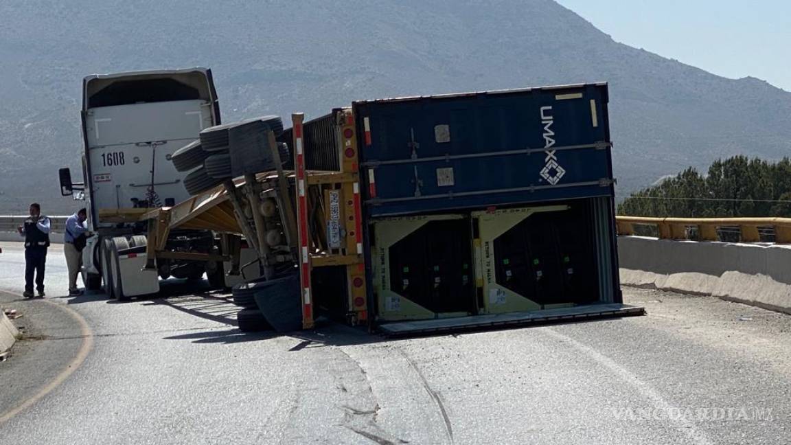 Tras volcadura, contenedor obstruye la carretera a Zacatecas