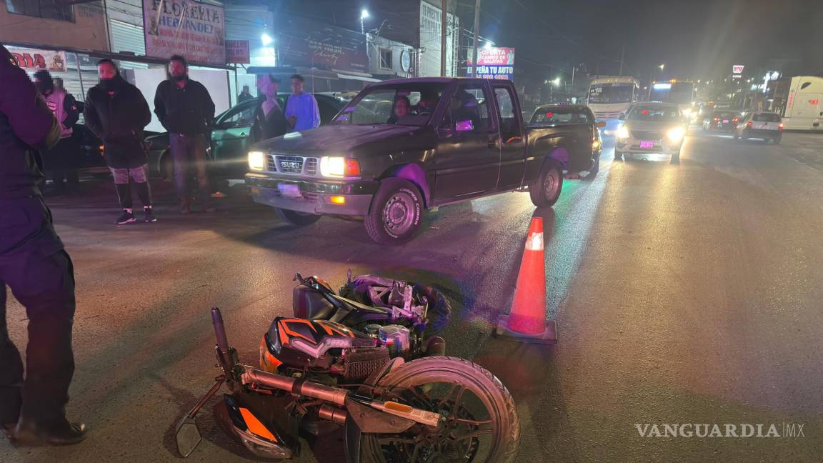 Invade carril y provoca accidente contra moto en Saltillo; deja dos menores lesionados