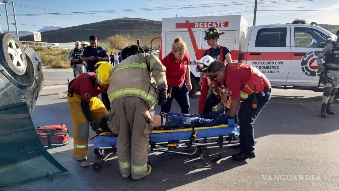 Vuelca conductor en la carretera a los Pinos, en Ramos Arizpe