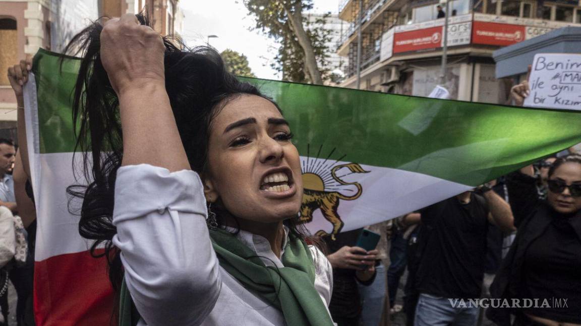 Van 82 muertos por represión de protestas en Irán; EU sanciona a funcionarios