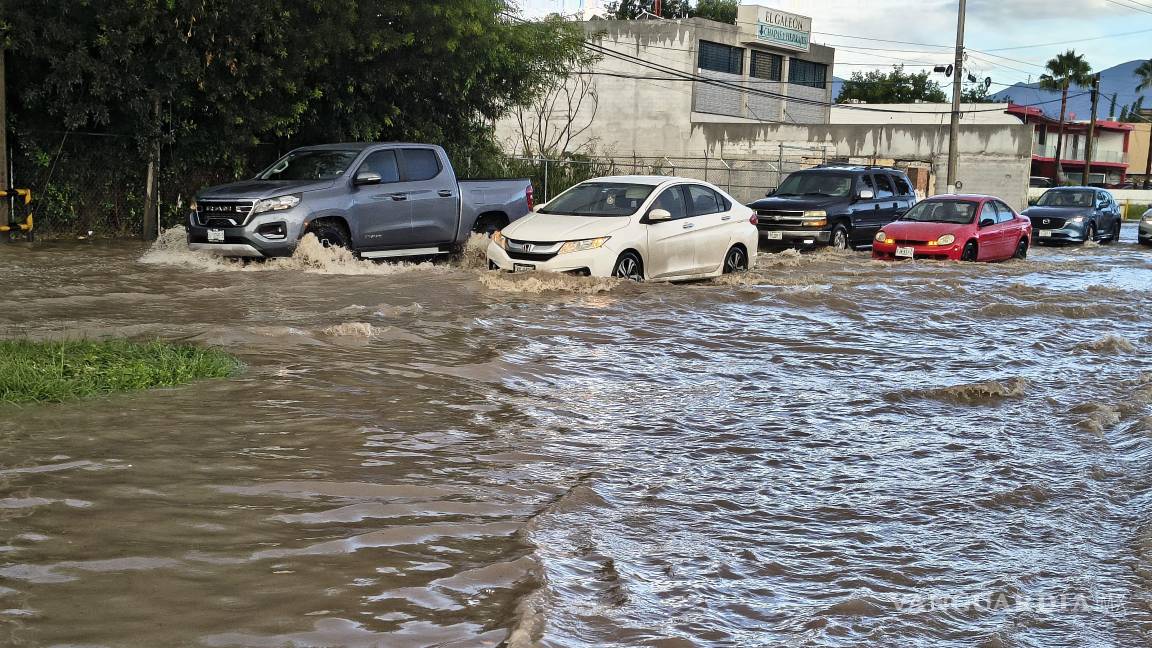 $!En algunas zonas de la ciudad el agua alcanzó un alto nivel, generando enorme caos vial.