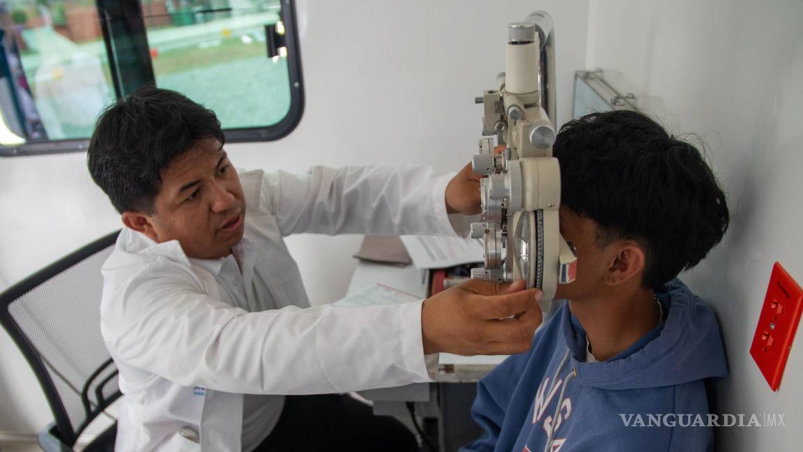 $!Durante las brigadas de “Amor en Movimiento”, personal médico y del DIF Saltillo brinda atención visual, auditiva y dental a personas de todas las edades, sin costo alguno.