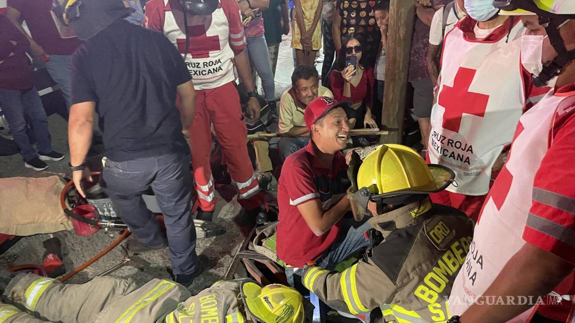 Saltillo: joven queda atrapado en alcantarilla por más de una hora; regresaba de comprar una hamburguesa