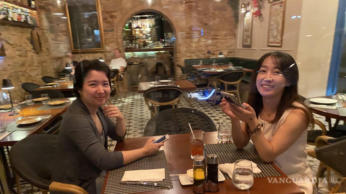 $!Dos chinas disfrutando de la diversión que mana en abundancia en el Casco Antiguo de Panamá.