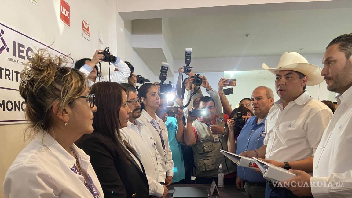 Alfredo Paredes y Edith Hernández se registran como candidatos a diputados por la Alianza PAN-PRI-PRD en Monclova