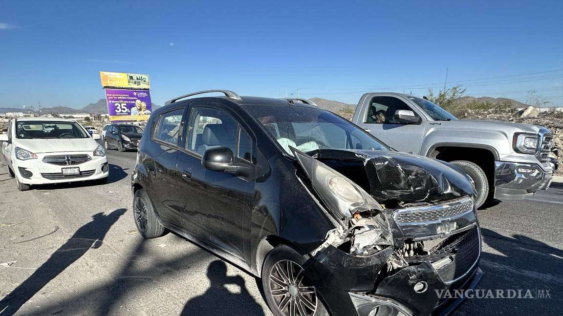 Veloz conductor ocasiona carambola de cuatro autos y obstruye carretera Saltillo-Monterrey