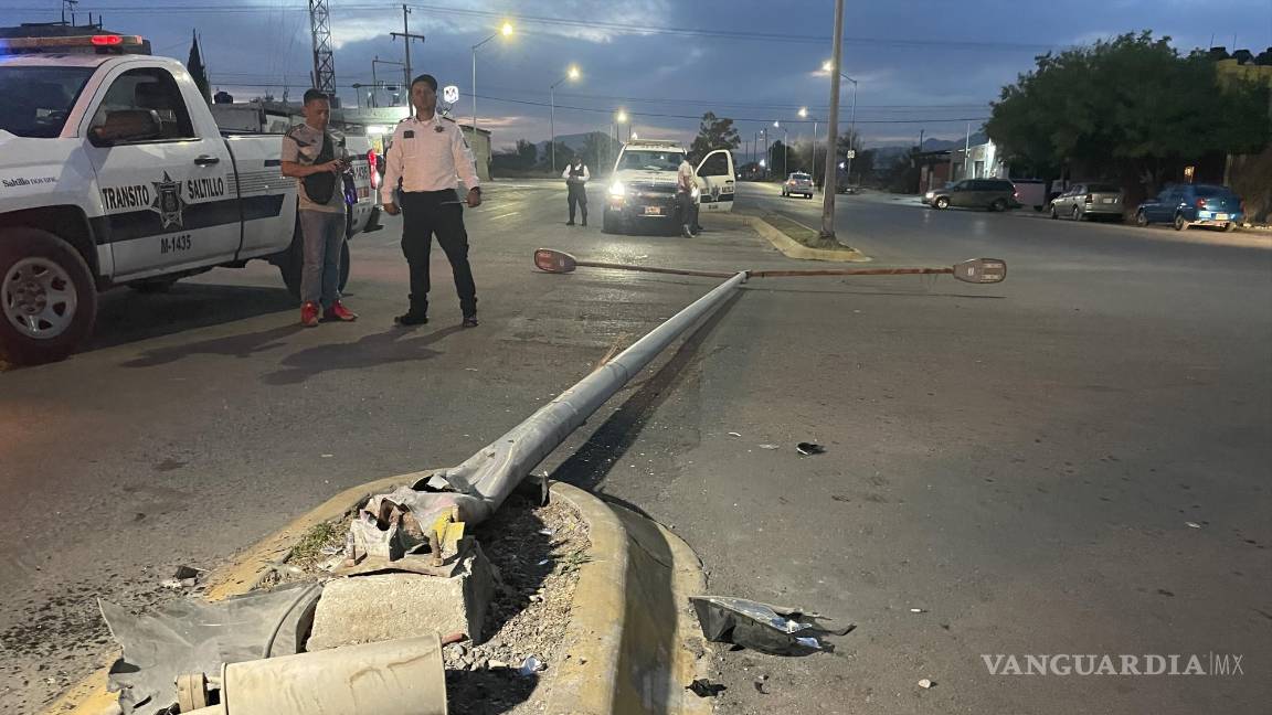 Por esquivar a un perrito, conductora choca y derriba una luminaria en Saltillo